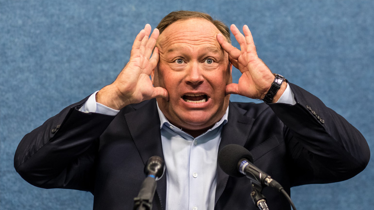 ΗΠΑ: Ο συνωμοσιολόγος Άλεξ Τζόουνς θα πληρώσει 965 εκατ. δολάρια για fake news σχετικά με μακελειό σε σχολείο