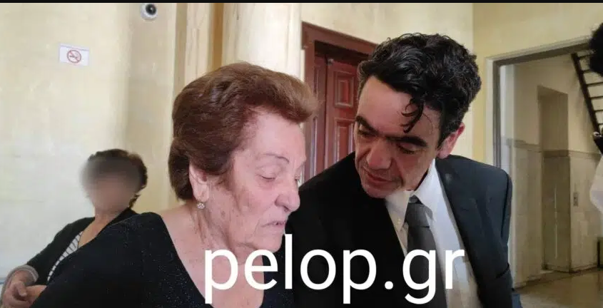 Ο συνήγορος της οικογένειας Γιώργος Βλάχος με τη μητέρα του δολοφονηθέντος Αργυρώ Χριστοδουλοπούλου.