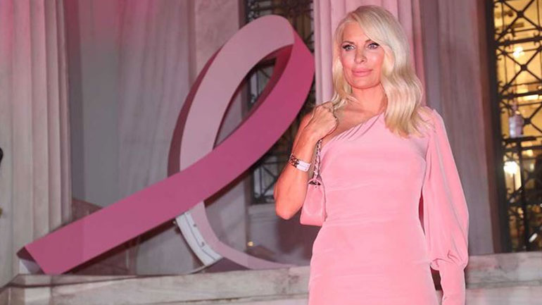 Ελένη Μενεγάκη: Ντυμένη στα ροζ για την φωταγώγηση του Μουσείου Μπενάκη