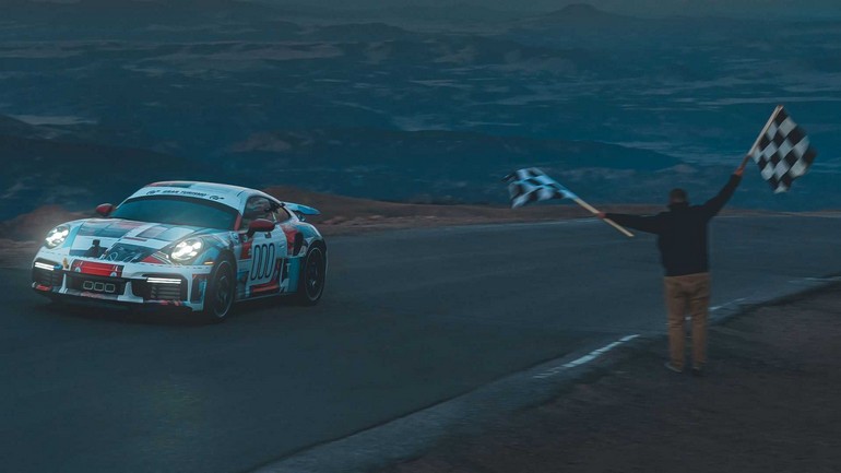 Η Porsche 911 Turbo S πέτυχε νέο ρεκόρ στην ανάβαση Pikes Peak