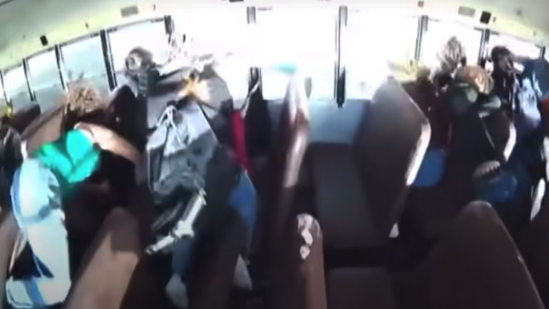 Έκανε κόντρα σε δημόσιο δρόμο και καρφώθηκε σε σχολικό γεμάτο παιδιά