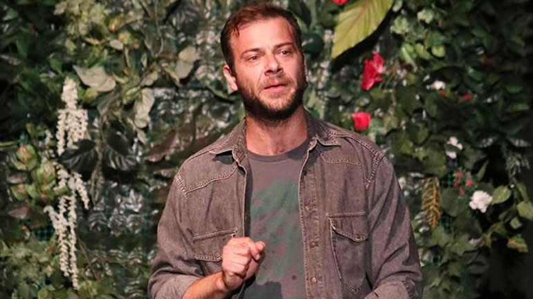 Η εξομολόγηση του Ορέστη Τζιόβα: «Εξερεύνησα τη ζωή μέσα από την ερωτική επαφή με αγόρια και κορίτσια»