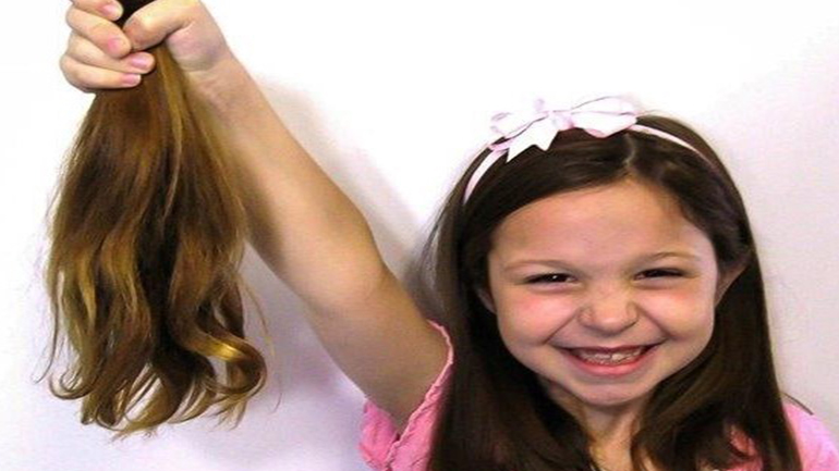 Θεσσαλονίκη: Κομμώτρια από τον Σοχό Λαγκαδά μάζεψε 100 κοτσίδες για να γίνουν περούκες και να διατεθούν σε γυναίκες με καρκίνο Θεσσαλονίκη: Κομμώτρια από τον Σοχό Λαγκαδά μάζεψε 100 κοτσίδες για να γίνουν περούκες και να διατεθούν σε γυναίκες με καρκίνο