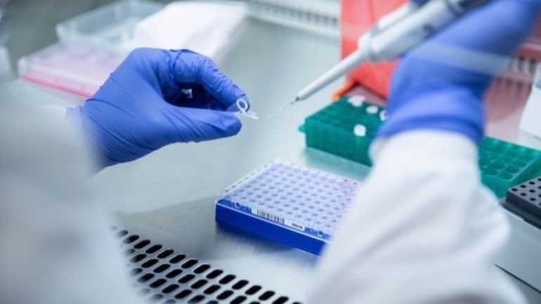 Τα συμπτώματα COVID-19 και η διάρκεια θετικότητας γρήγορης δοκιμασίας ανίχνευσης αντιγόνου SARS-CoV-2