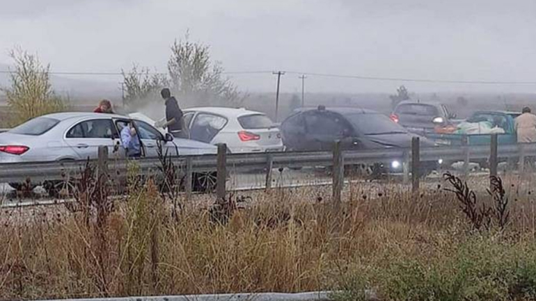 Καραμπόλα έξι αυτοκινήτων σε δρόμο «καρμανιόλα» στη Φθιώτιδα