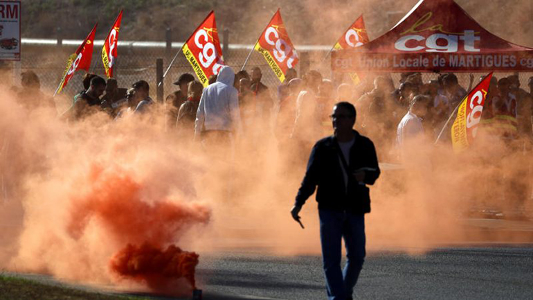 Γενική απεργία στη Γαλλία μετά από ημέρες ταραχών στα διυλιστήρια
