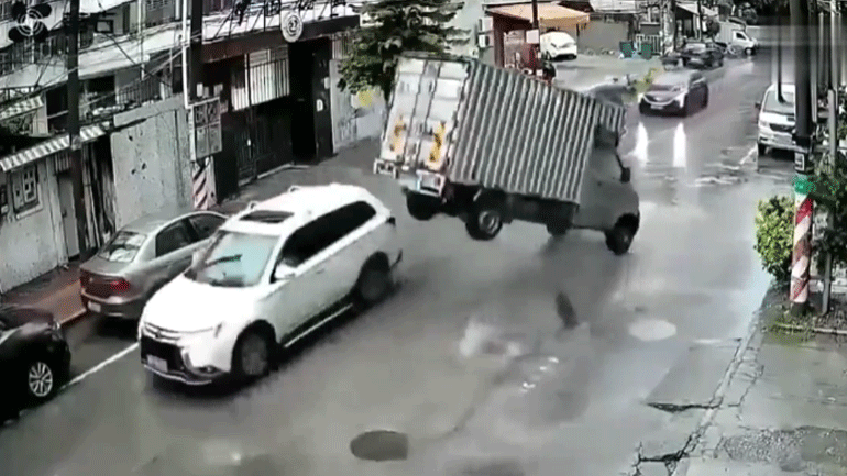 Φορτηγό βγαίνει εκτός πορείας με τον πιο απίστευτο τρόπο