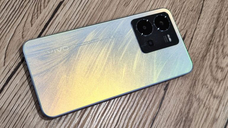 Το vivo Y22s ξεχωρίζει για την αυτονομία, την εμφάνιση και τις επιδόσεις της κάμερας