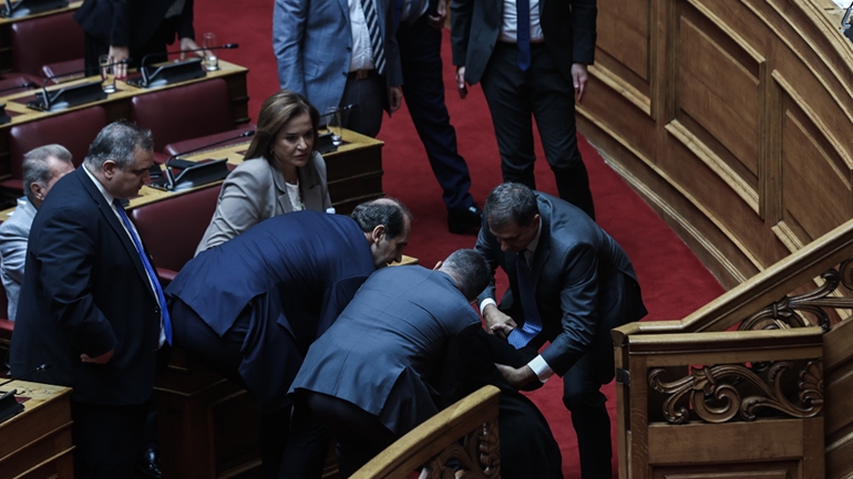 Σκόνταψε και έπεσε στα σκαλιά της Βουλής η Σοφία Βούλτεψη