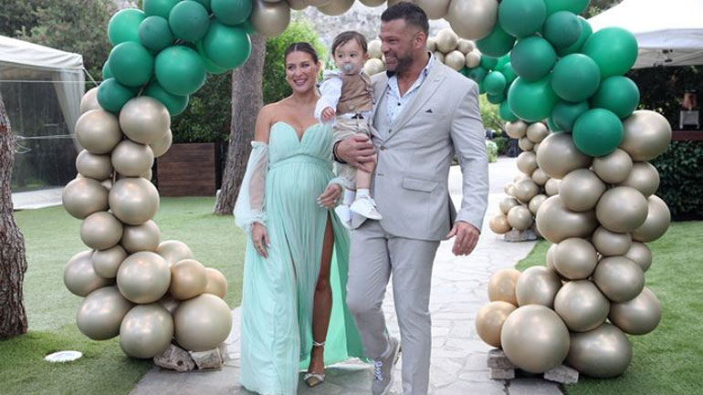 Κώστας Σόμμερ- Βαλεντίνη Παπαδάκη: Βάφτισαν τον γιο τους, Ιάσονα – Οι εκλεκτοί καλεσμένοι Κώστας Σόμμερ- Βαλεντίνη Παπαδάκη: Βάφτισαν τον γιο τους, Ιάσονα – Οι εκλεκτοί καλεσμένοι