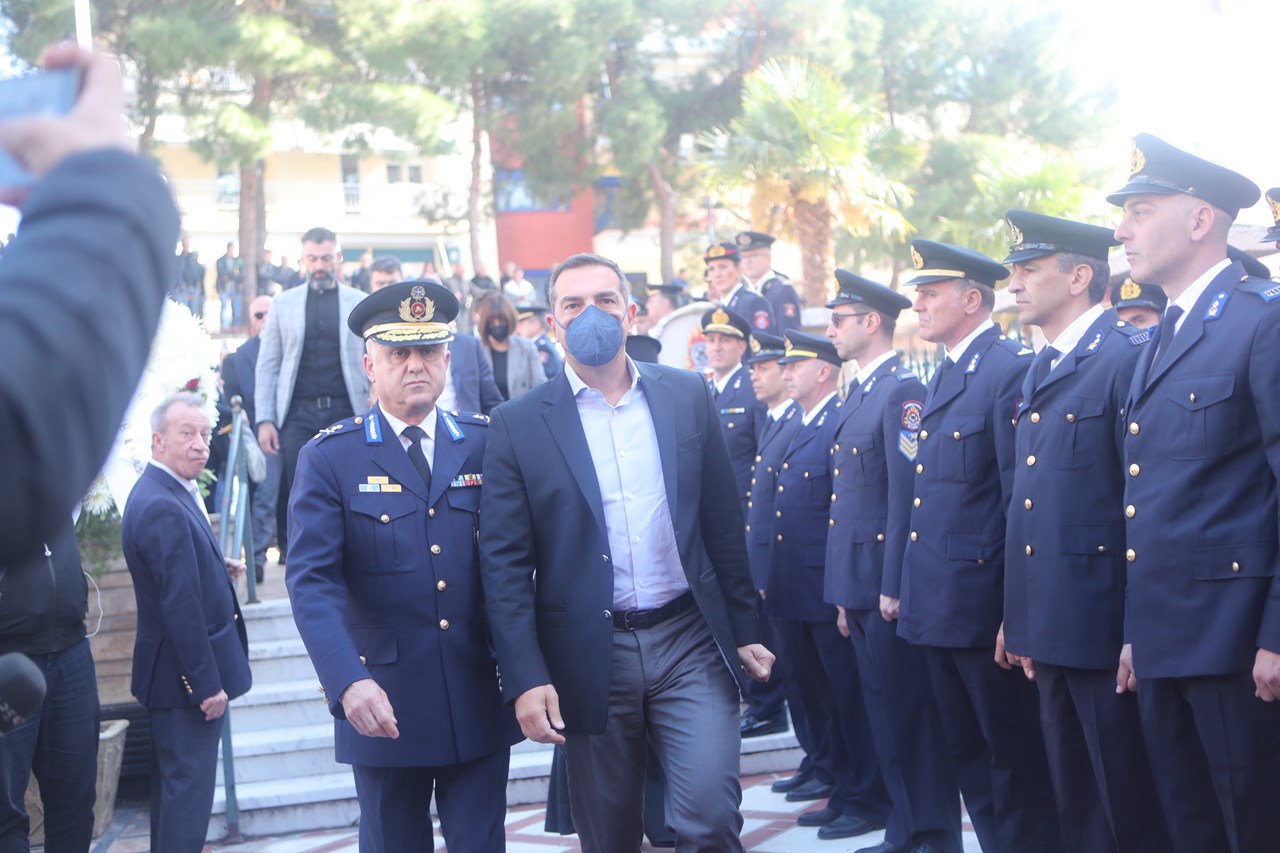 Ο πρόεδρος του ΣΥΡΙΖΑ Αλέξης Τσίπρας, έδωσε το "παρών" στην κηδεία του συνεργάτη του Αλέξανδρου Νικολαΐδη