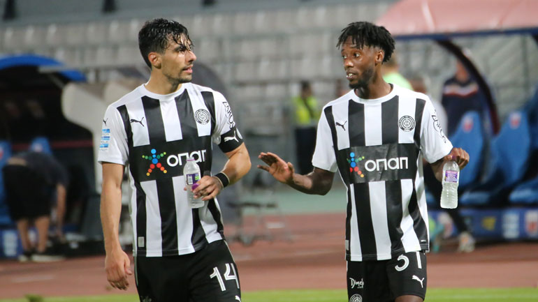 Με τρίωρη καθυστέρηση «πέταξε» για τα Ιωάννινα η αποστολή του ΟΦΗ