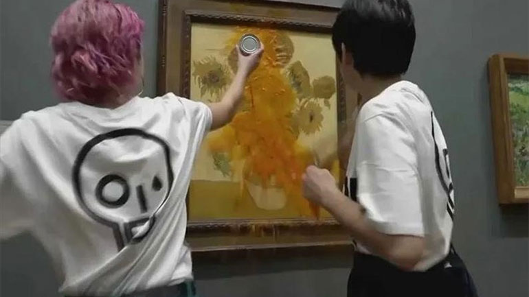 Απαγγέλθηκαν κατηγορίες σε ακτιβίστριες που πέταξαν ντοματόσουπα στα «Ηλιοτρόπια» του βαν Γκογκ