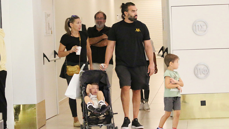 Φανή Χαλκιά – Λούης Καραμάνος: Χαλαρή βόλτα σε εμπορικό κέντρο με τους γιους τους