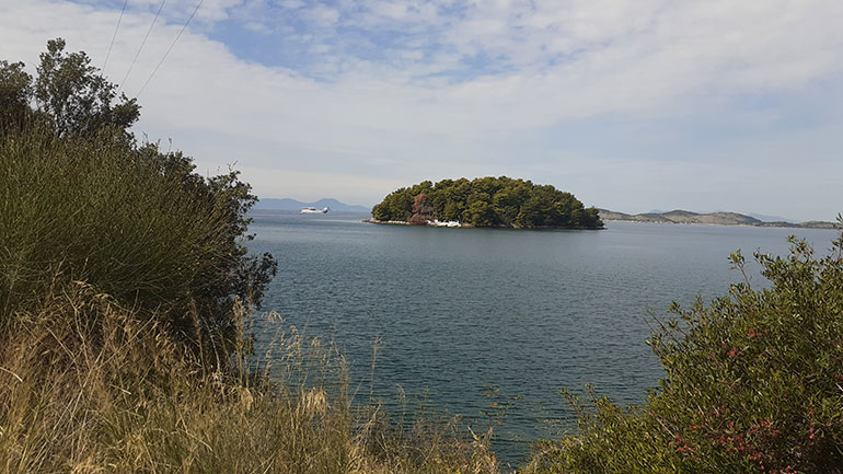 To «θαλασσοδαρμένο» Αγιονήσι στον κόλπο της Ηγουμενίτσας