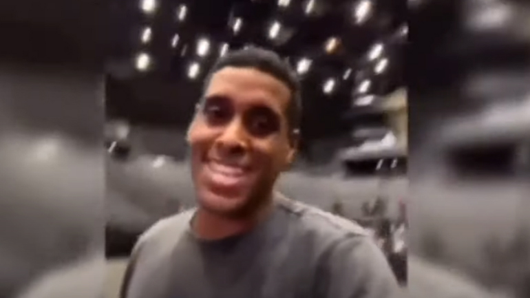 Ο 41χρονος Αϊτινός τραγουδιστής «Μίκαμπεν» κατέρρευσε και πέθανε επί σκηνής στη διάρκεια συναυλίας στο Παρίσι