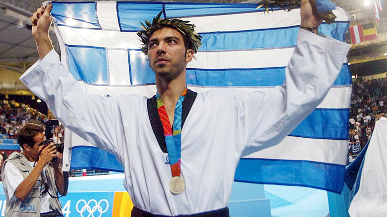 Αλ. Νικολαΐδης: Σε δημοπρασία οι τρεις Ολυμπιακές δάδες του – Μέρος του ποσού στους πληγέντες της Κρήτης