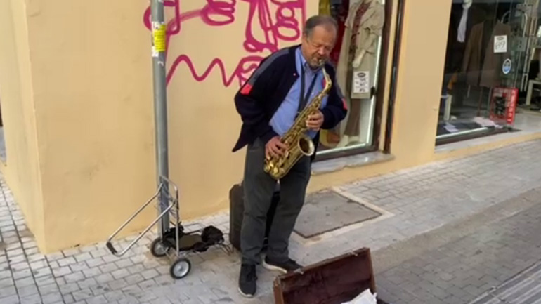 Πλανόδιος σαξοφωνίστας παίζει το «Despacito» στο Μοναστηράκι