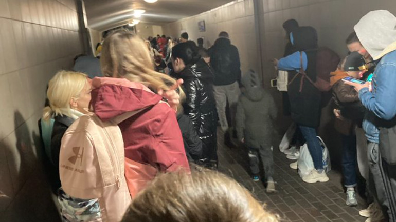 Τρεις άνθρωποι σκοτώθηκαν από το ρωσικό πλήγμα με drone σε πολυκατοικία του Κιέβου