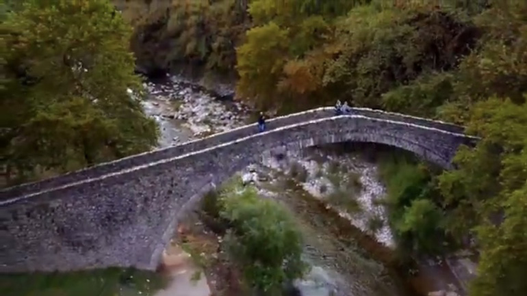 Το φημισμένο πέτρινο τοξωτό γεφύρι της Πύλης Τρικάλων απο ψηλά