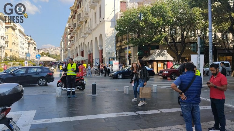 Θεσσαλονίκη: Διασώστες του ΕΚΑΒ πουλάνε λαχνούς για να ζήσουν Θεσσαλονίκη: Διασώστες του ΕΚΑΒ πουλάνε λαχνούς για να ζήσουν