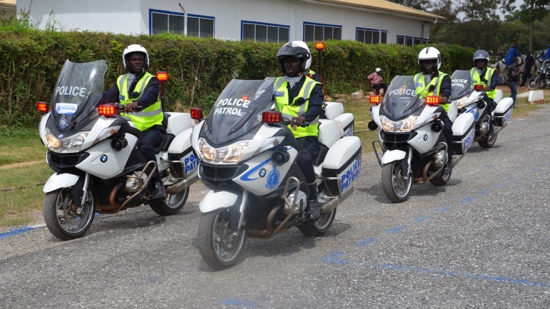 Αστυνομικός στην Γκάνα συνοδεύει πούλμαν με…στυλ