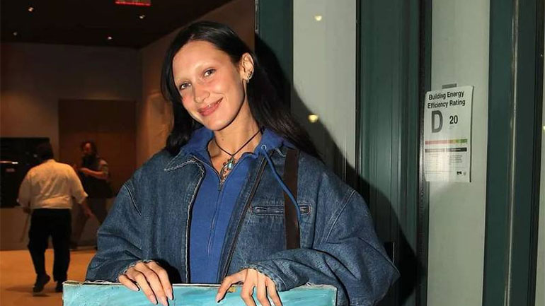 Η Μπέλα Χαντίντ έλαβε πορτρέτο του πατέρα της ως δώρο για τα γενέθλιά της