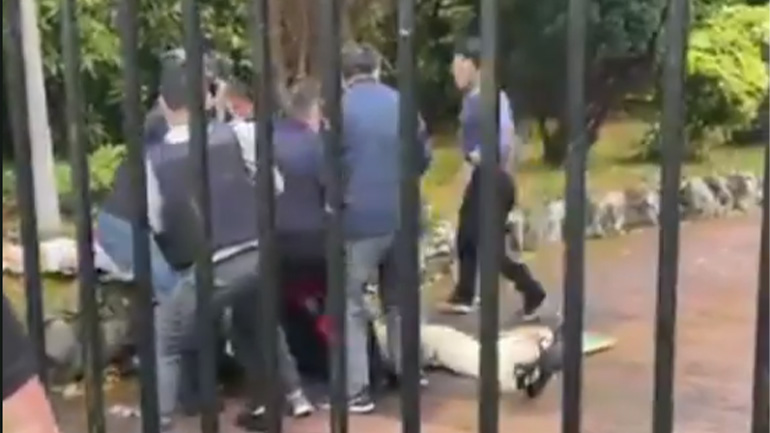 Βρετανία: Διαδηλωτής υπέρ της δημοκρατίας στο Χονγκ Κονγκ ξυλοκοπήθηκε έξω από το κινεζικό προξενείο