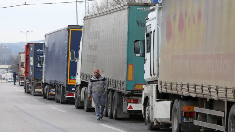 Διευρύνθηκε τον Αύγουστο το εμπορικό έλλειμμα της χώρας προς τη Ρωσία παρά τις κυρώσεις