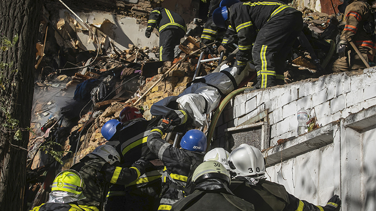 Ζελένσκι: Οκτώ νεκροί από τα ρωσικά πλήγματα στο Κίεβο και το Σούμι