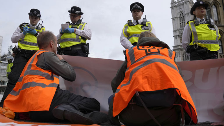 Λονδίνο: Οικολόγοι ακτιβιστές ανέβηκαν σε γέφυρα και προκάλεσαν κυκλοφοριακή συμφόρηση