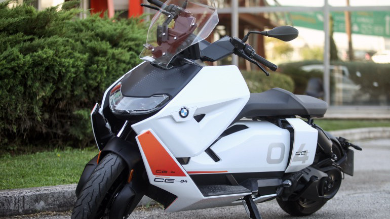 Σε αναζήτηση πρίζας με την BMW CE 04 (video)