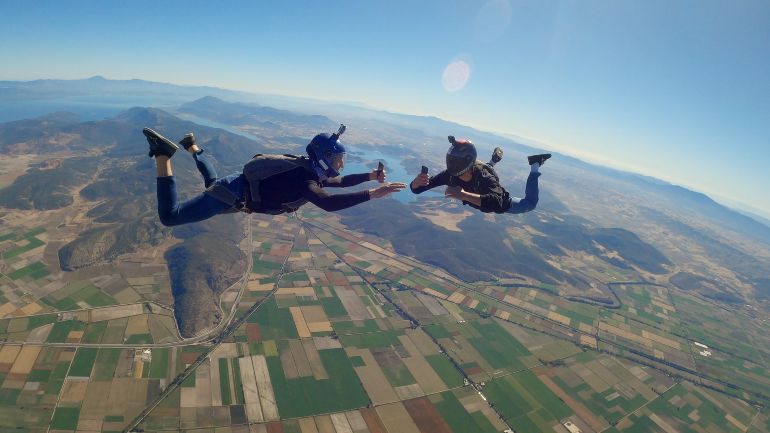 Skydive με τα νέα iPhone 14 Pro και προσγείωση στα Public για μία κορυφαία εμπειρία τεχνολογίας!