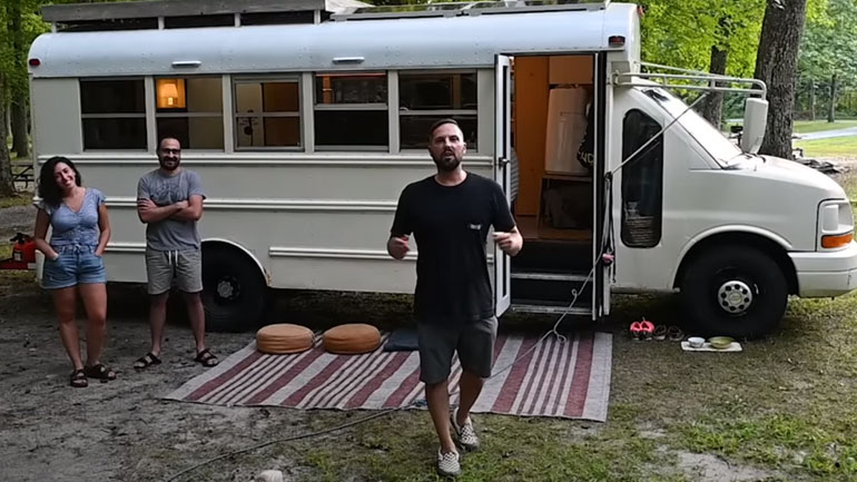 Μετέτρεψαν το σχολικό σε κινούμενο σπίτι με πανέξυπνη αρχιτεκτονική