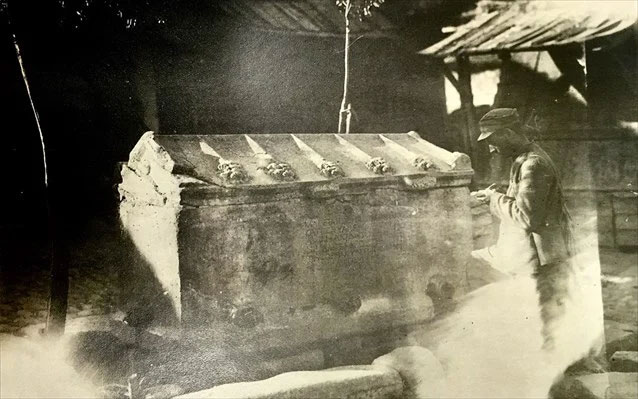 Ο αρχαιολόγος και στρατιώτης του 3/40 ευζωνικού του Γ’ Σώματος Στρατού, Ευστράτιος Παρασκευαΐδης μελετά την επιγραφή ρωμαϊκής σαρκοφάγου στο Sivrihisar, τον Μάιο του 1922. © Φωτογραφικό Αρχείο IEEE-Εθνικό Ιστορικό Μουσείο.