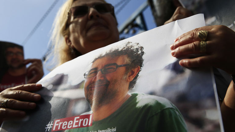 Τουρκία: Αναβλήθηκε εκ νέου η δίκη του αντιπροσώπου των Δημοσιογράφων χωρίς Σύνορα