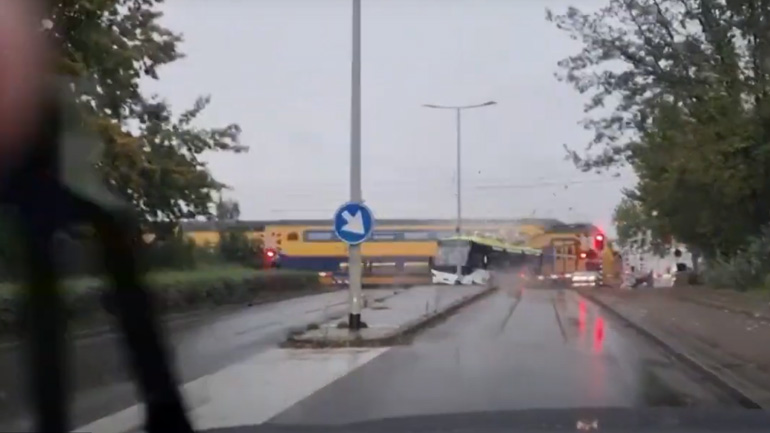 Τρένο κόβει στη μέση λεωφορείο (Ολλανδία)