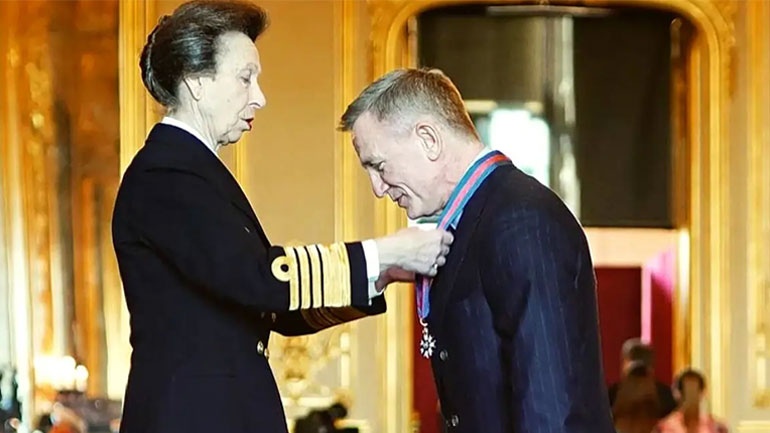 Ο Ντάνιελ Κρεγκ τιμήθηκε από τη βασιλική οικογένεια με τον ίδιο τίτλο που φέρει ο Τζέιμς Μποντ