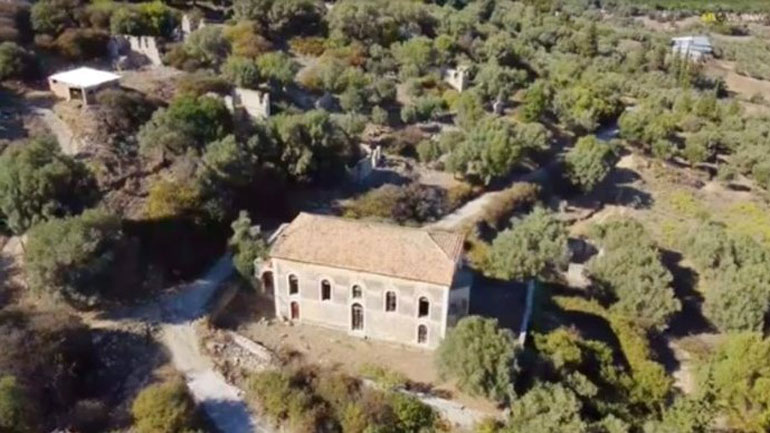 Ο εγκαταλελειμμένος Ιερός Ναός του Αγίου Γεωργίου στο παλιό Βασιλόπουλο Αιτωλοακαρνανίας από ψηλά