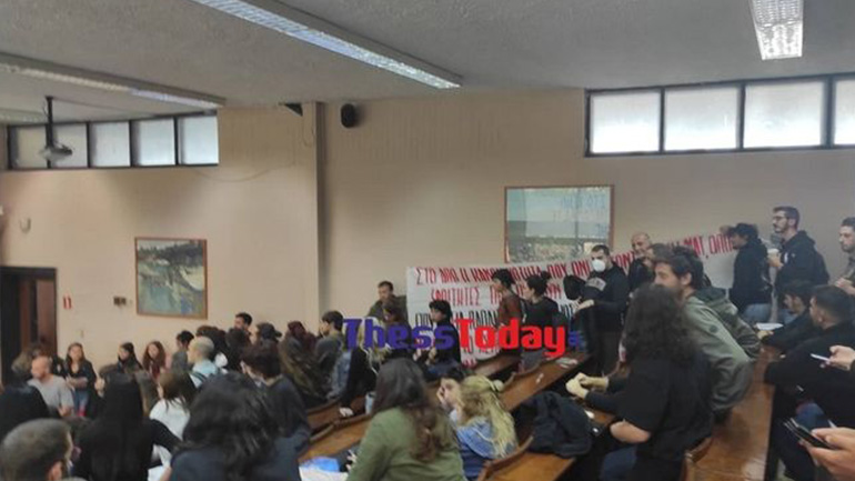 ΑΠΘ: Διαμαρτυρίες φοιτητών για την πτώση του 19χρονου – Ζητούν την παραίτηση του πρύτανη