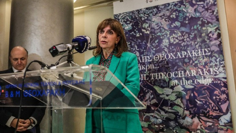 Η Κατερίνα Σακελλαροπούλου εγκαινίασε την έκθεση «Βασίλης Θεοχαράκης. Στην Άκρη»