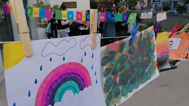 Θεσσαλονίκη: «Μπουγάδα» με το χρώμα των ονείρων τους απλώνουν μαθητές και μαθήτριες στο προαύλιο του Γαλλικού Ινστιτούτου