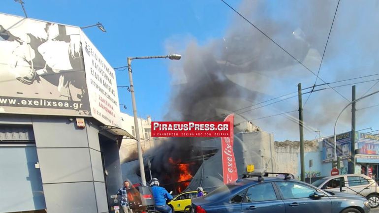 Φωτιά σε κτίριο στον Πειραιά