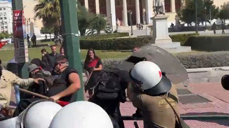 Βίντεο: Αστυνομικός των ΜΑΤ χτυπά με την ασπίδα του φοιτήτρια