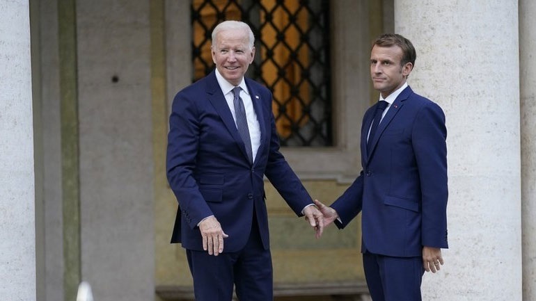 Μακρόν κατά ΗΠΑ: Πουλά φυσικό αέριο στην Ευρώπη σε τιμές ρεκόρ