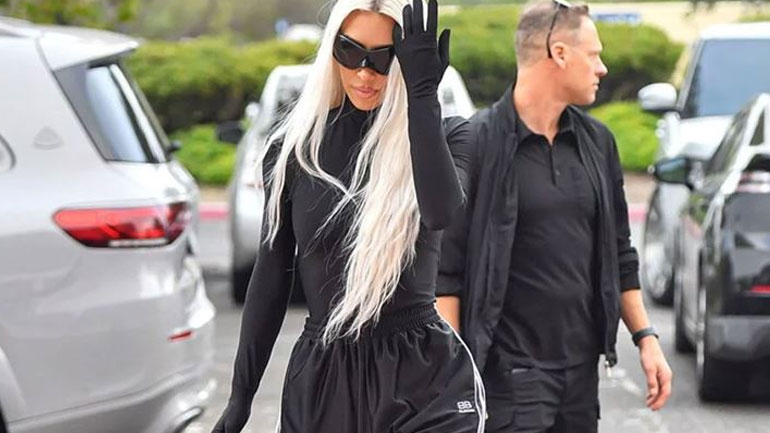 Kim Kardashian: Η εμφάνιση με ψηλοτάκουνα και φόρμες που δίχασε τους θαυμαστές