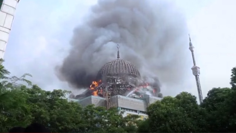 Η στιγμή που γιγαντιαίος τρούλος τζαμιού καταρρέει Η στιγμή που γιγαντιαίος τρούλος τζαμιού καταρρέει