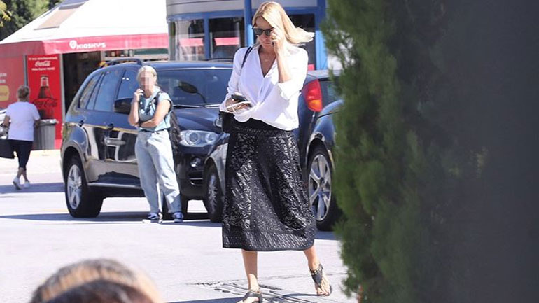 Τζένη Μπαλατσινού: Με φθινοπωρινό look στα Βόρεια Προάστια