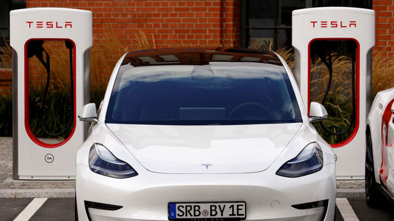 Η Tesla ξεπέρασε σε πωλήσεις ηλεκτρικών την VW στην αγορά της Γερμανίας