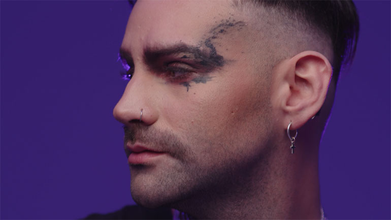 Ο Ivan συστήνεται ως queer καλλιτέχνης και απεχθάνεται την «Τοξική Αγάπη»